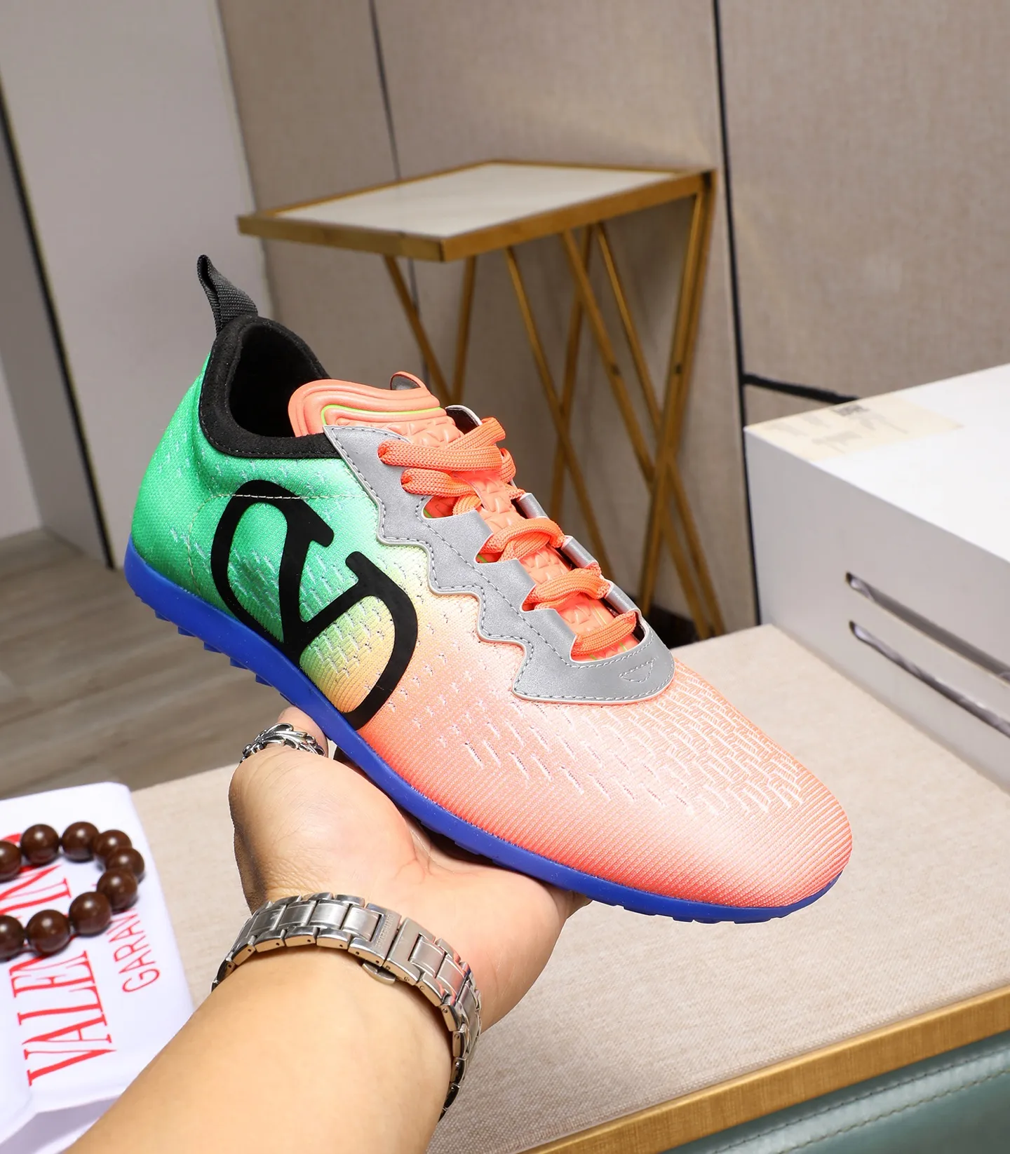 Men's Men's Shoes 💰620 VALENTINO 🌹🌹🌹2025 Valentino's latest spring sneakers! The counter 🔥 recommends RUNBOOT, which is lightweight and comfortable. It has a multi-functional design that integrates blue sneakers, running shoes, and fashionable sneakers to create a cool on-foot effect. ♥️♥️Fashionable sneakers that are sought after by many popular celebrities and fashion influencers♥️♥️. 👉All-round original 1:1 high-end production 👉Fabrics: Two options: delicate, soft and comfortable eyelet lambskin and high-end technical fabrics 👍Super soft suede special lining inside 👍Outsole wear-resistant TPU material 👍Full set of original counter packaging